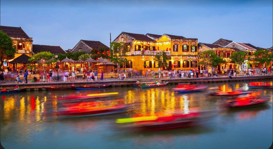 Hội An mang đến vẻ đẹp của thời gian với những dãy nhà vàng, đèn lồng lụa và dòng Thu Bồn lặng lẽ. Ảnh IT