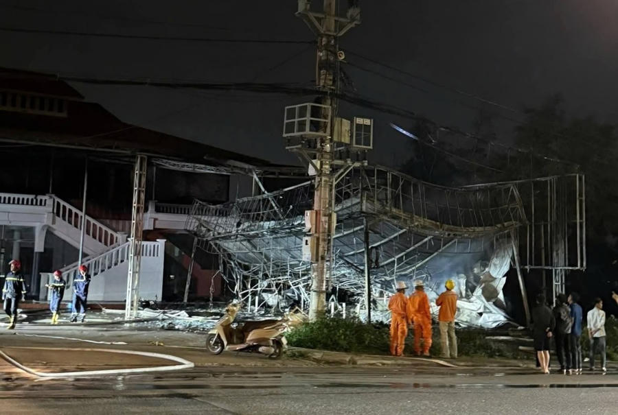 Hiện trường cửa hàng kem trên Quốc lộ 18 (phường Vàng Danh, Quảng Ninh) gần như bị thiêu rụi sau vụ hỏa hoạn tối 15/3.