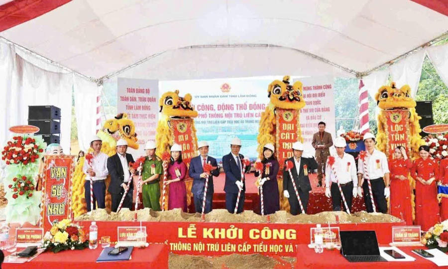 Các đại biểu thực hiện nghi thức khởi công xây dựng trường nội trú tại xã biên giới Đắk Wil. Ảnh: Phúc Khánh