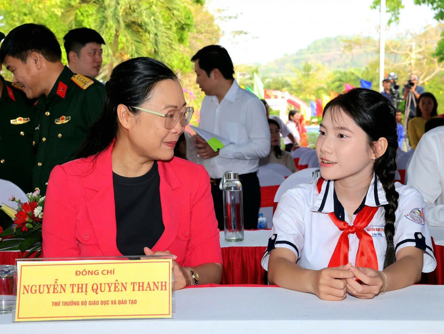 Thứ trưởng Bộ giáo dục và Đào tạo Nguyễn Thị Quyên Thanh lắng nghe học sinh chia sẻ. Ảnh Trung Phạm
