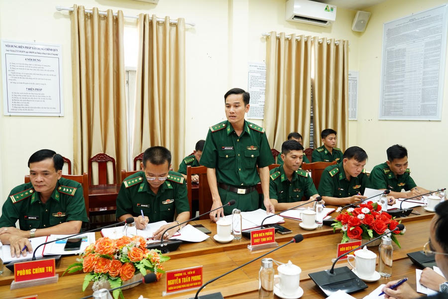 Đại diện chỉ huy đồn Biên phòng cửa khẩu Quốc tế Tịnh Biên phát biểu tham luận tại buổi tọa đàm.