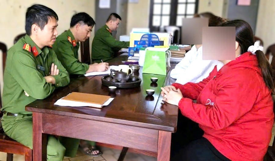 Công an xã Khánh Thiện tìm kiếm và bàn giao cháu bé an toàn về cho gia đình.