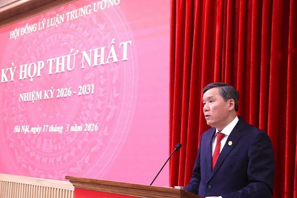 Giáo sư, Tiến sĩ Lê Văn Lợi, Ủy viên Trung ương Đảng, Chủ tịch Viện Hàn lâm Khoa học xã hội Việt Nam, Phó Chủ tịch Hội đồng Lý luận Trung ương phát biểu tại kỳ họp.