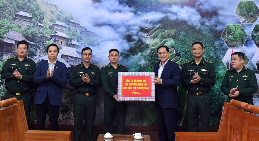 Phó Thủ tướng Bùi Thanh Sơn đến thăm, tặng quà cán bộ, chiến sĩ Đồn biên phòng Xuân Trường, tỉnh Cao Bằng - Ảnh: VGP/Hải Minh.