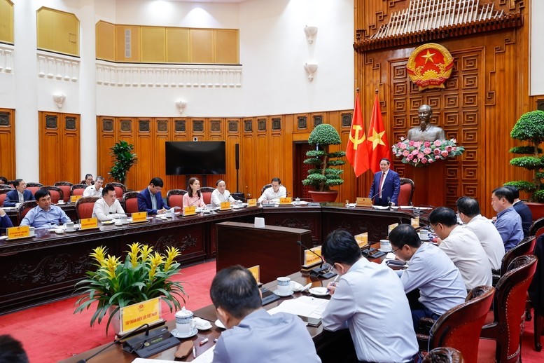 Thủ tướng yêu cầu Bộ Công Thương, các bộ, cơ quan liên quan đảm bảo an ninh năng lượng phục vụ phát triển kinh tế xã hội, không để thiếu hụt xăng dầu trong bất cứ hoàn cảnh nào.