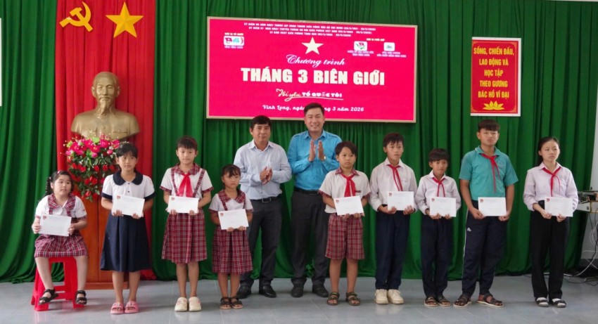 Trao học bổng cho học sinh nghèo vượt khó trên địa bàn