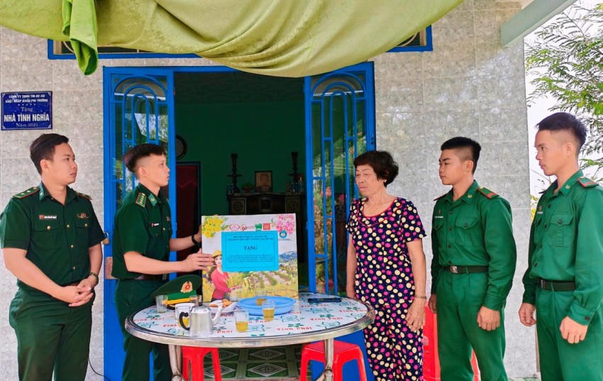 Chi đoàn Đồn Biên phòng Thạnh Trị thăm, tặng quà gia đình thờ cúng Liệt sĩ