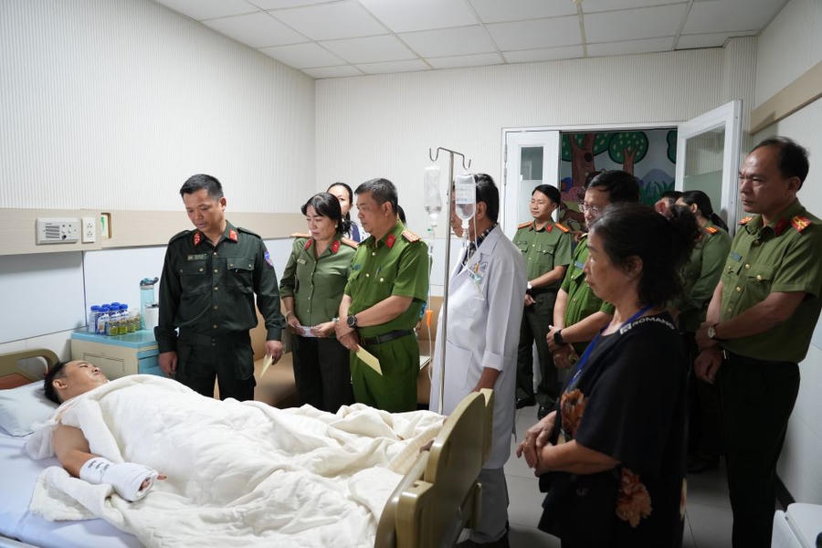 Đại tá Đậu Xuân Bảo, Phó Giám đốc Công an tỉnh thăm hỏi, động viên Thiếu tá Phạm Nguyễn Đức Lâm. (Ảnh: Công an tỉnh Lâm Đồng)