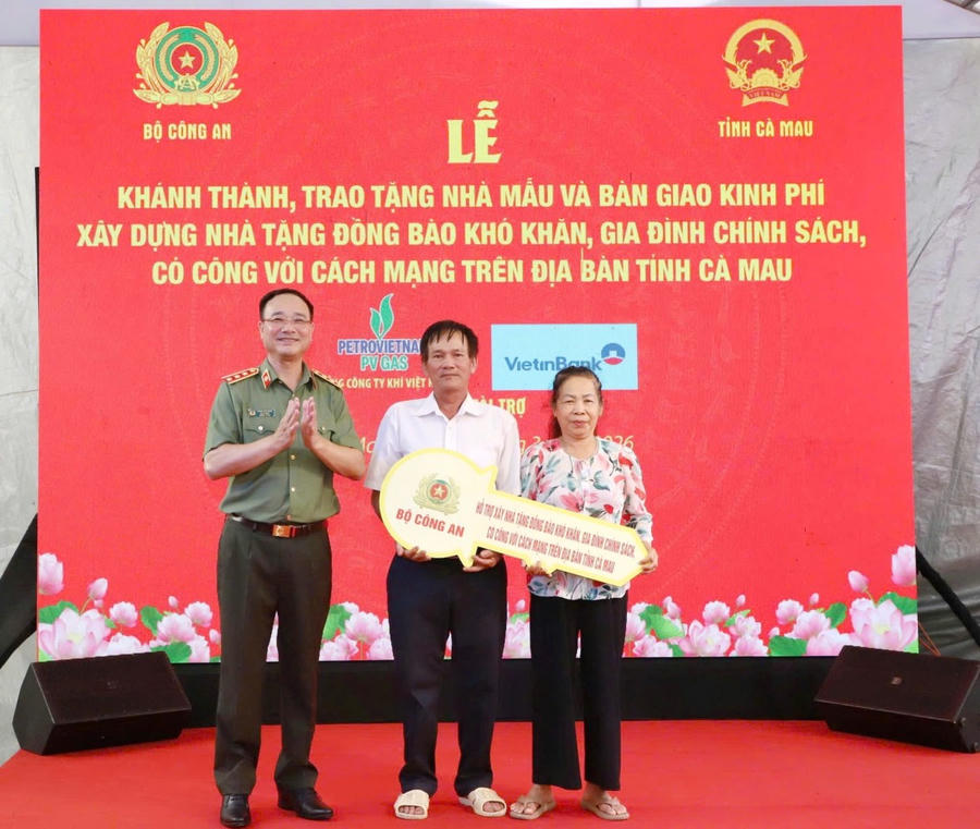 Thứ trưởng Bộ Công an Phạm Thế Tùng trao bảng tượng trưng nhà mẫu cho gia đình bà Nguyễn Hồng Hận (ấp Thới Bình, xã Thới Bình).
