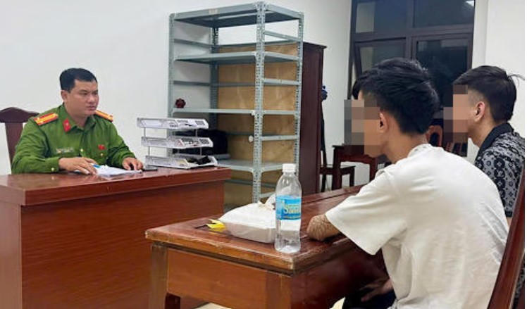 Hai đối tượng Nguyễn Phi Long và Vũ Bá Ngọc Sơn tại cơ quan điều tra.