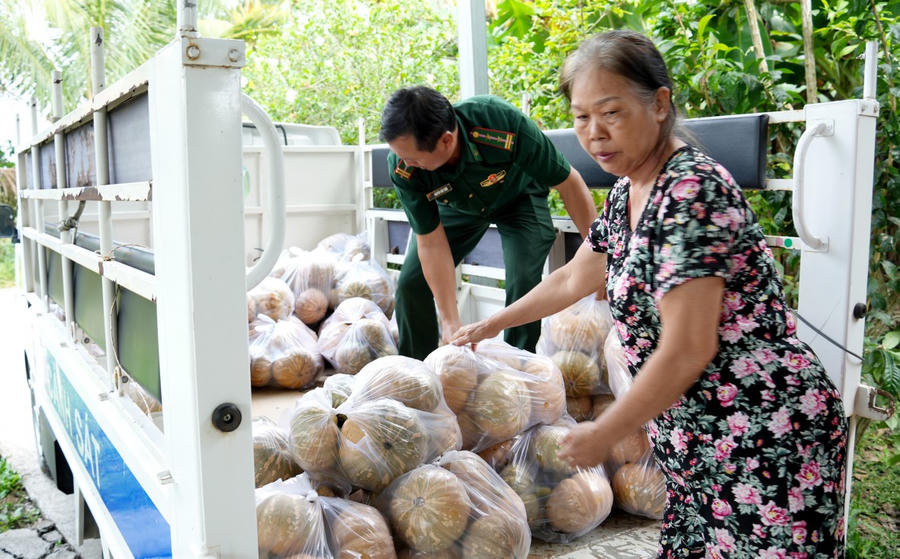 Bí đỏ được đưa vào sử dụng tại các bếp ăn tập thể của đơn vị BĐBP.