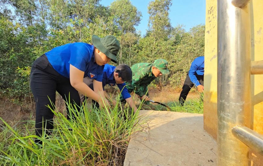 Cán bộ, đoàn viên thanh niên các đơn vị tham gia vệ sinh cột mốc