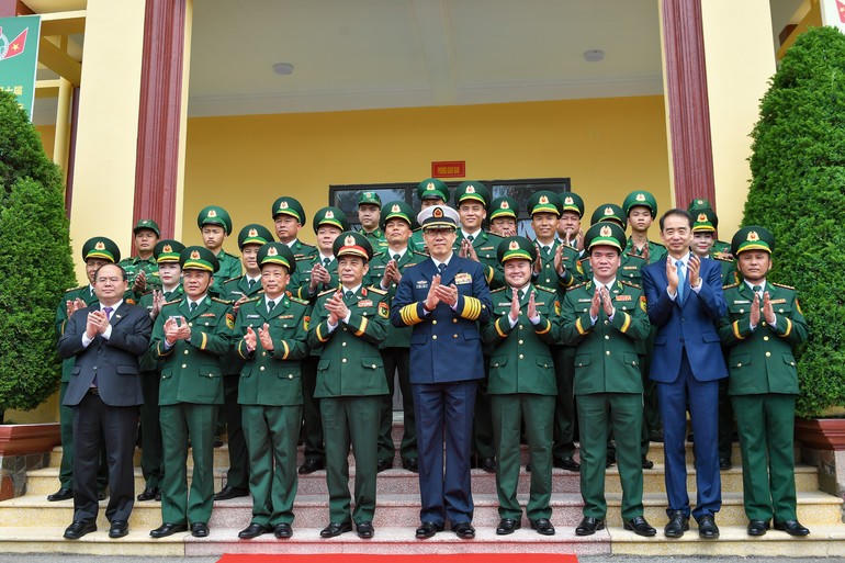 Đại tướng Phan Văn Giang, Ủy viên Bộ Chính trị, Phó Bí thư Quân ủy Trung ương, Bộ trưởng Quốc phòng và Thượng tướng Đổng Quân, Bộ trưởng Quốc phòng Trung Quốc cùng cán bộ, chiến sĩ Đồn Biên phòng Trà Cổ.