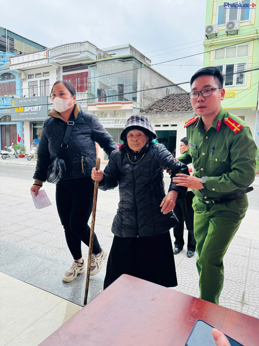 Cán bộ chiến sỹ Công an xã Bình Liêu hỗ trợ tận tình những cử tri cao tuổi tại điểm bầu cử.