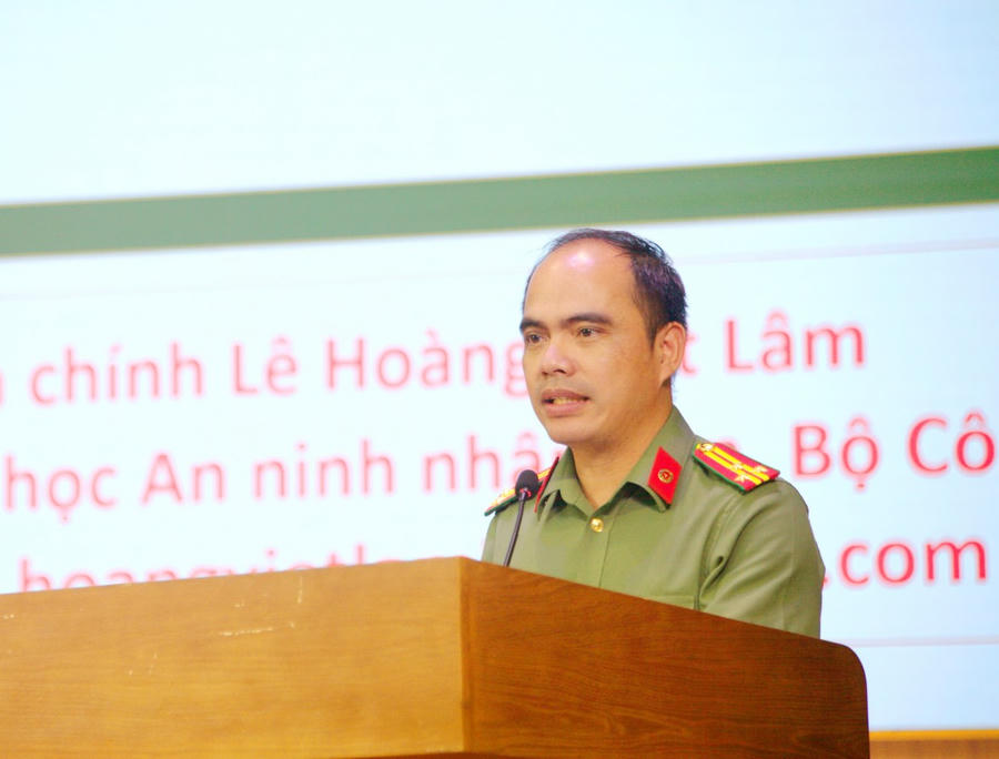 Tiến sĩ, Thượng tá Lê Hoàng Việt Lâm - Giảng viên chính Trường Đại học An ninh nhân dân trình bày chuyên đề.