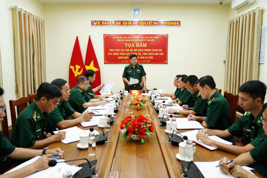 Thiếu tướng, Tiến sĩ Giang Văn Cử, Giám đốc Học viện Biên phòng, Trưởng đoàn khảo sát, phát biểu ý kiến tại đồn Biên phòng cửa khẩu Quốc tế Tịnh Biên.