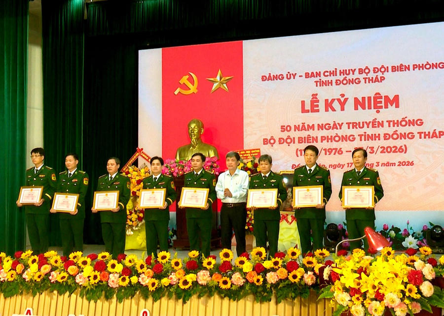 Ông Phạm Văn Chuẩn - Uỷ viên Ban Thường vụ Tỉnh uỷ, Phó Chủ tịch HĐND tỉnh tặng Bằng khen UDND tỉnh cho tập thể cá nhân đã có thiều thành tích dóng góp trong xây dựng, phát triển tình Đồng Tháp.