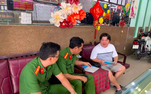 Công an xã Đại Phước Hướng dẫn người dân.