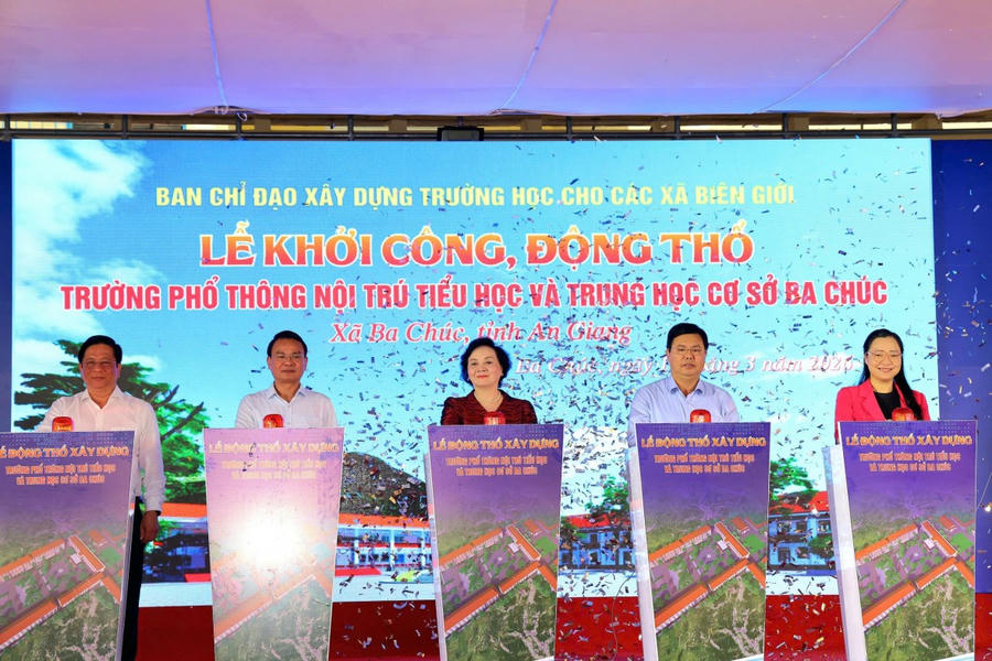 Các đại biểu thực hiện nghi thức bấm nút tại lễ khởi công và động thổ dự án Trường phổ thông nội trú Tiểu học và Trung học cơ sở Ba Chúc. Ảnh Trung Phạm