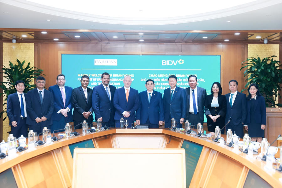 A group of people standing in front of a podium

AI-generated content may be incorrect.