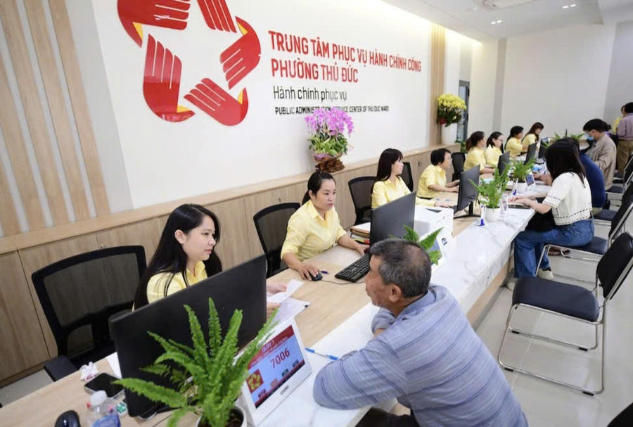 Cán bộ trung tâm hành chính công phường Thủ Đức giải quyết hướng dẫn thủ tục hành chính cho người dân.