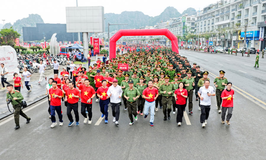 Các đại biểu tham gia đường chạy ngay sau lễ khai mạc Ngày chạy Olympic “Vì sức khỏe toàn dân - Vì an ninh Tổ quốc”. Các đại biểu tham gia đường chạy ngay sau lễ khai mạc Ngày chạy Olympic “Vì sức khỏe toàn dân - Vì an ninh Tổ quốc”.