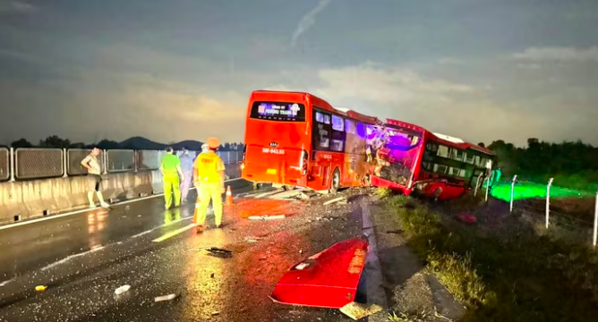 Hiện trường vụ tai nạn giao thông trên cao tốc Vĩnh Hảo - Phan Thiết vào tháng 9/2024 giữa 2 xe chở khách gây hậu quả đặc biệt nghiêm trọng.