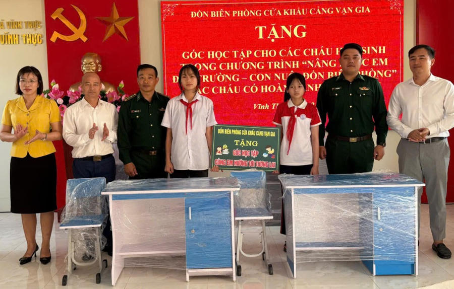 Đồn Biên phòng Cửa khẩu cảng Vạn Gia trao tặng “Góc học tập cùng em hướng tới tương lai” cho các cháu trong chương trình “Nâng bước em đến trường - Con nuôi Đồn Biên phòng”.