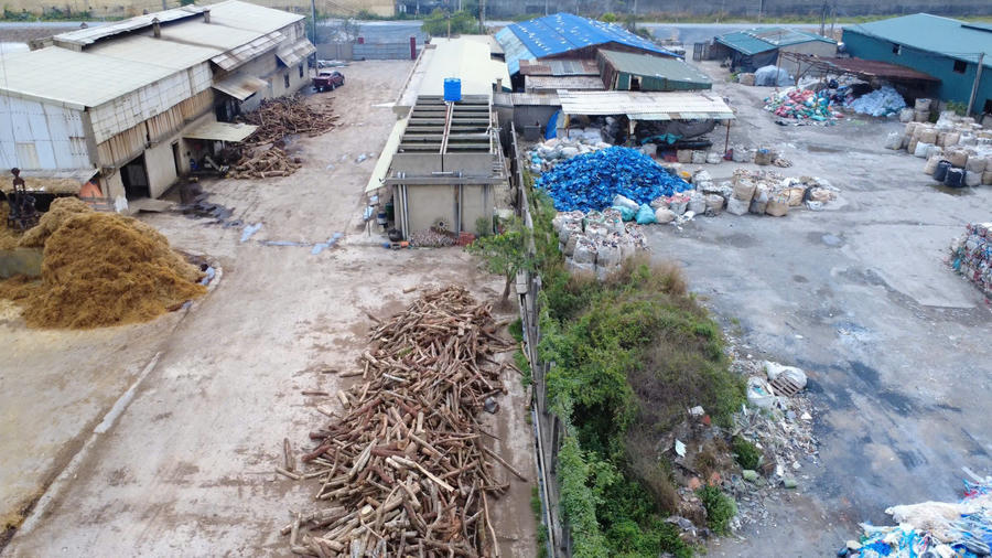 Theo nhân viên bảo vệ, đây là xưởng sản xuất của công ty TVT. Ghi nhận của PV, nhiều xưởng sản xuất có dấu hiệu xả nước thải màu đục ra dòng sông Hoá.