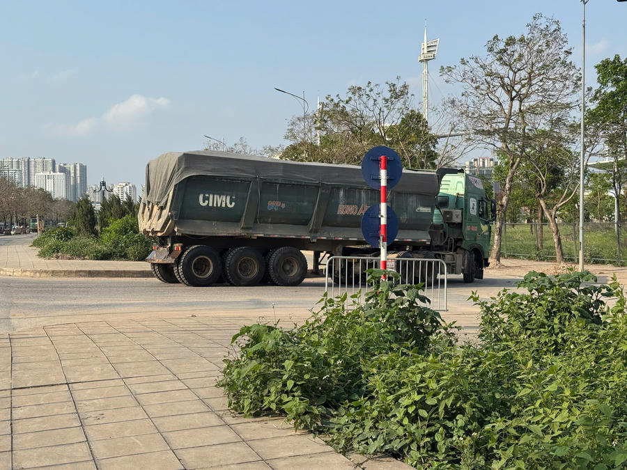 Nhiều xe chở đất có dấu hiệu quá tải trọng.