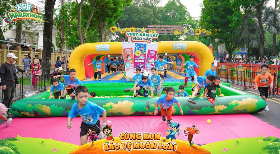 Đường chạy được bố trí dài gần 1 km với các chướng ngại phù hợp sức khỏe và tâm lý trẻ.