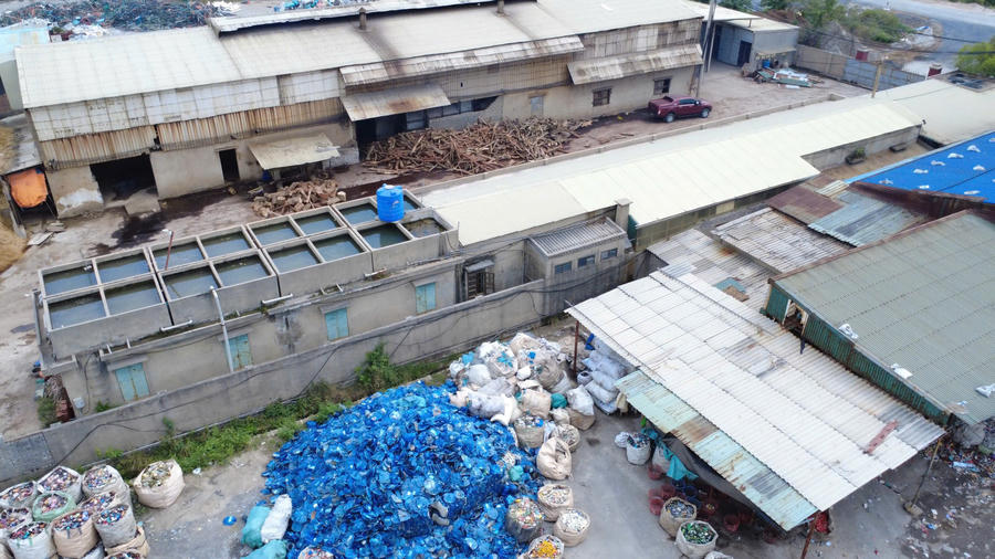 Một cơ sở nghiền bột giấy bị người dân phản ánh hoạt động có dấu hiệu trái phép, xả thải ra môi trường.