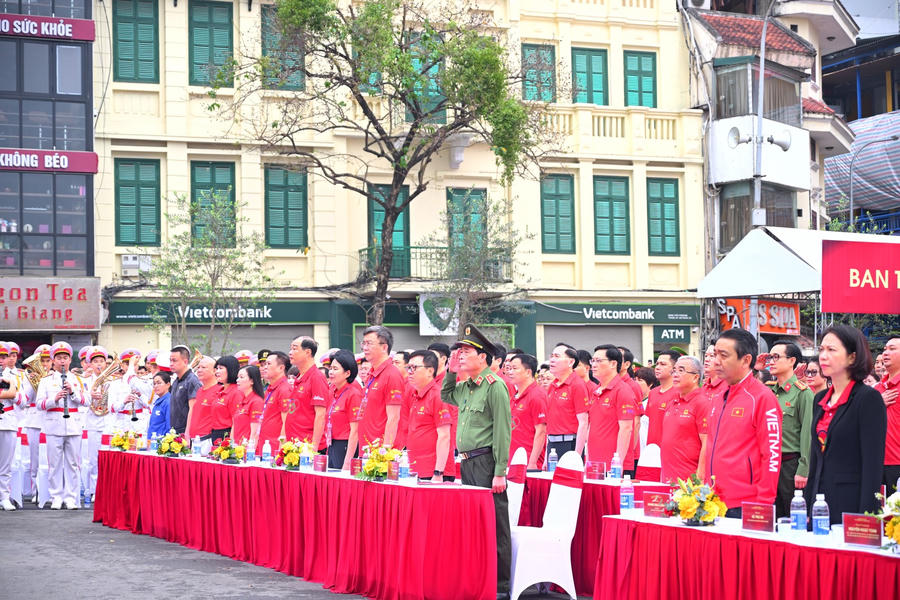 Các đại biểu thực hiện nghi thức Chào cờ trước khi diễn ra sự kiện.