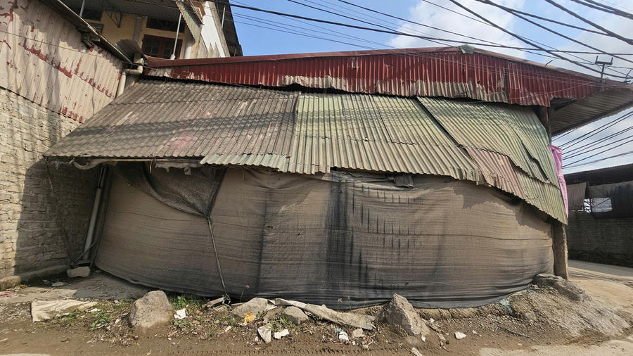 Các hộ dân sinh sống xung quanh cầu Nghìn luôn trong tình trạng đóng kinh cửa vì bụi, ô nhiễm.