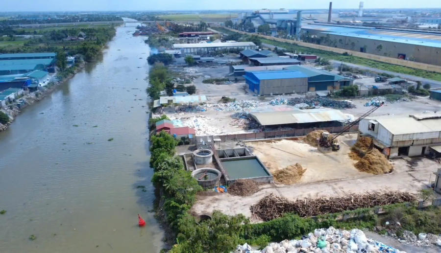 Sau khi xoá bỏ lò vôi cũ, dọc 2 bên chân cầu Nghìn lại xuất hiện hàng loạt các cơ sở sản xuất, có dấu hiệu xả thải trực tiếp chưa qua xử lý ra môi trường.