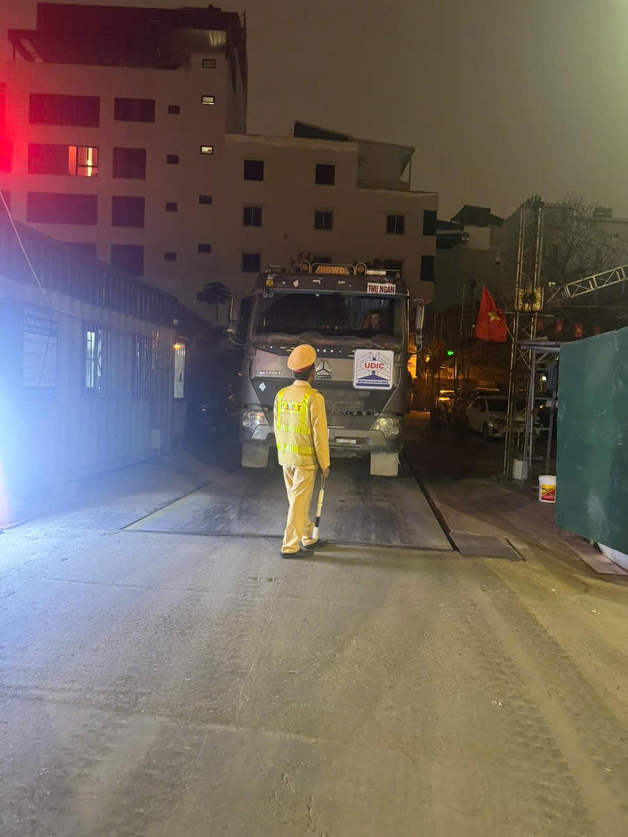 Xe chở đất quá tải trọng bị lực lượng chức năng xử lý.