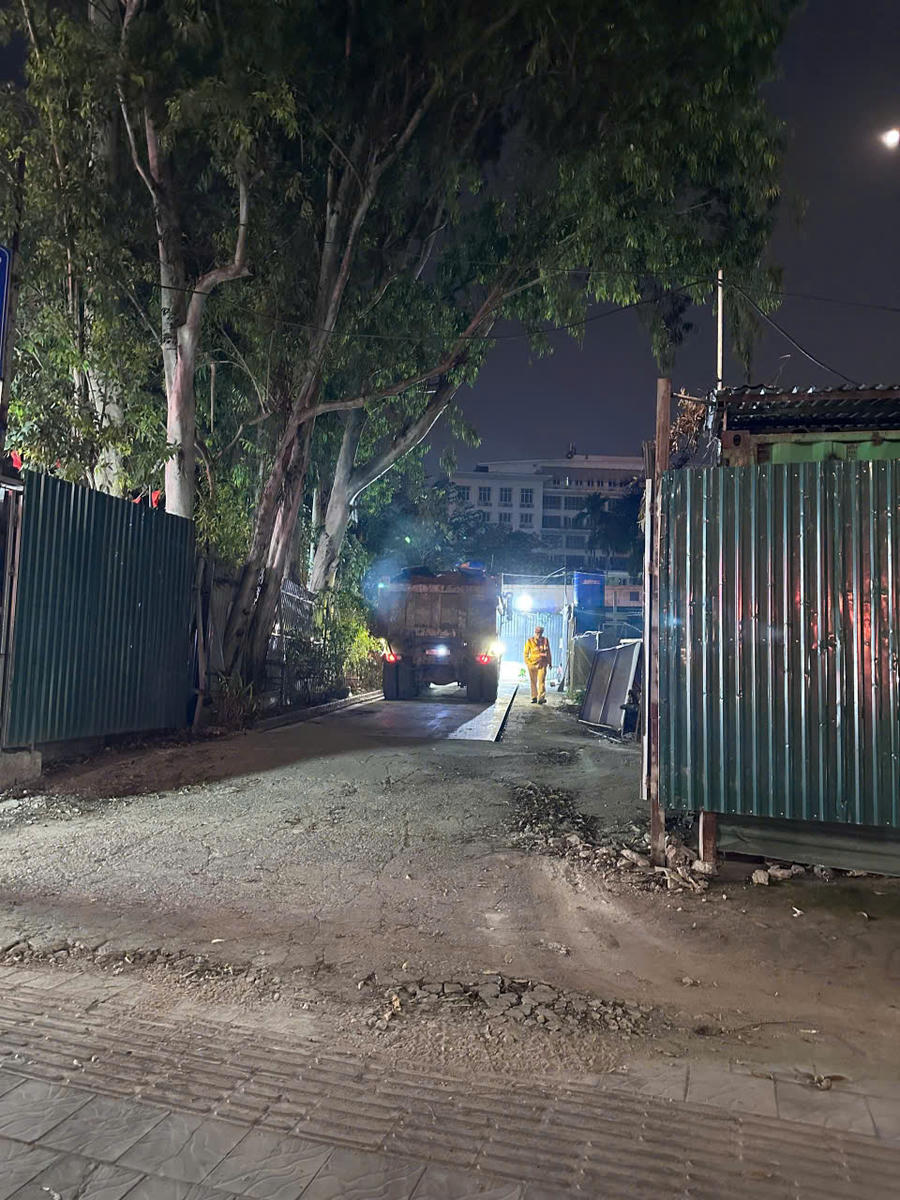 Xe chở đất quá tải trọng bị lực lượng chức năng xử lý.