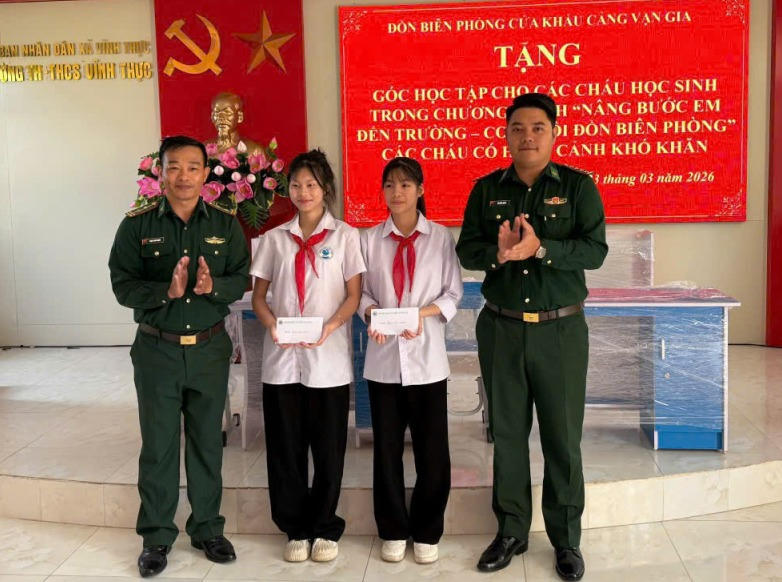Đồn Biên phòng Cửa khẩu cảng Vạn Gia trao kinh phí hỗ trợ tiền cho các cháu trong chương trình “Nâng bước em đến trường - Con nuôi Đồn Biên phòng”.