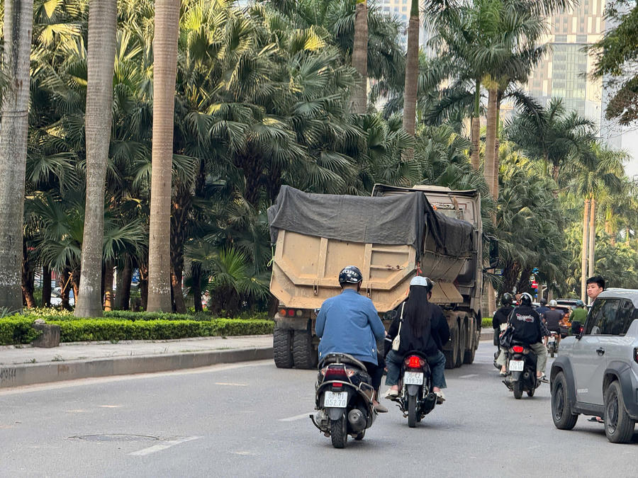 Các xe di chuyển từ dự án về phía đường Hồ Tùng Mậu, Phạm Văn Đồng.