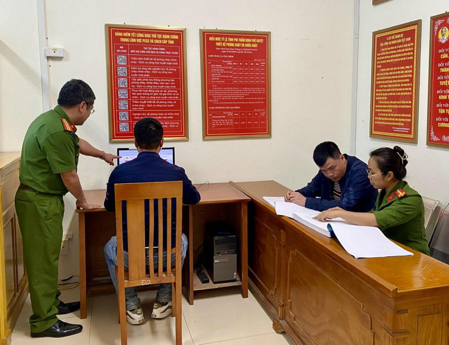 Hướng dẫn công dân các bước đăng ký thủ tục PCCC và cứu nạn, cứu hộ trên môi trường điện tử - Ảnh Công an Thanh Hóa.