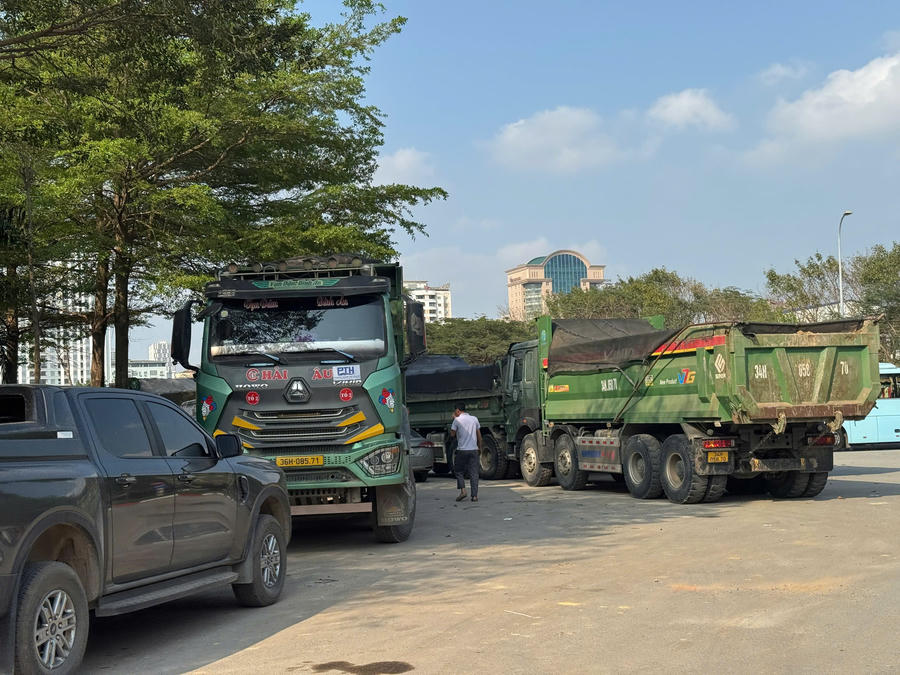 Các xe di chuyển từ dự án về phía đường Hồ Tùng Mậu, Phạm Văn Đồng.