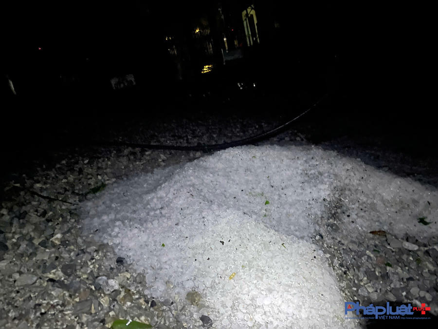 Mưa đá xảy ra mật độ dày, kích thước 1-1,5 cm xã Tùng Vài. (Ảnh: Hoàng Chính).