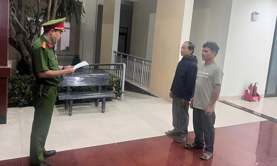 Hai đối tượng tại cơ quan công an. Ảnh: CACC