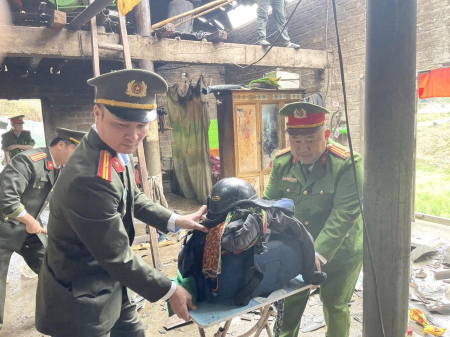 Công an xã Nghĩa Thuận tham gia hỗ trợ nhân dân.