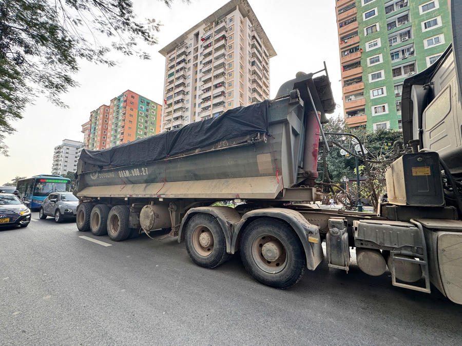 Các xe di chuyển từ dự án về phía đường Hồ Tùng Mậu, Phạm Văn Đồng.