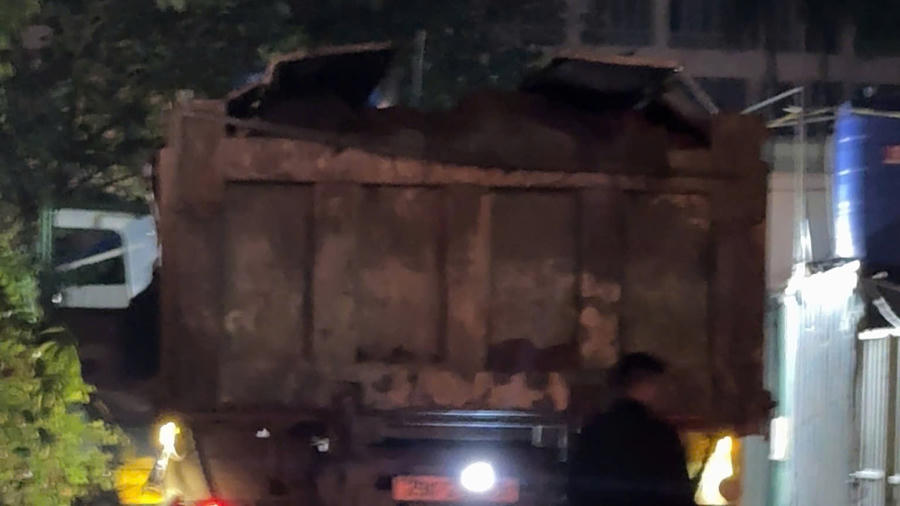 Xe chở đất quá tải trọng bị lực lượng chức năng xử lý.