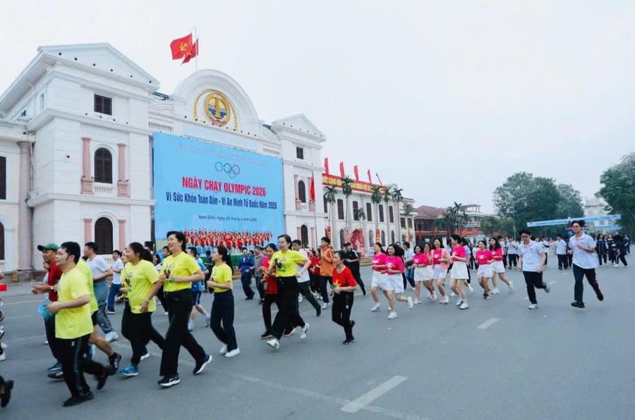 Đông đảo cán bộ, người dân tích cực tham gia ngày chạy olympic diên ra trên địa bàn phường Nam Định
