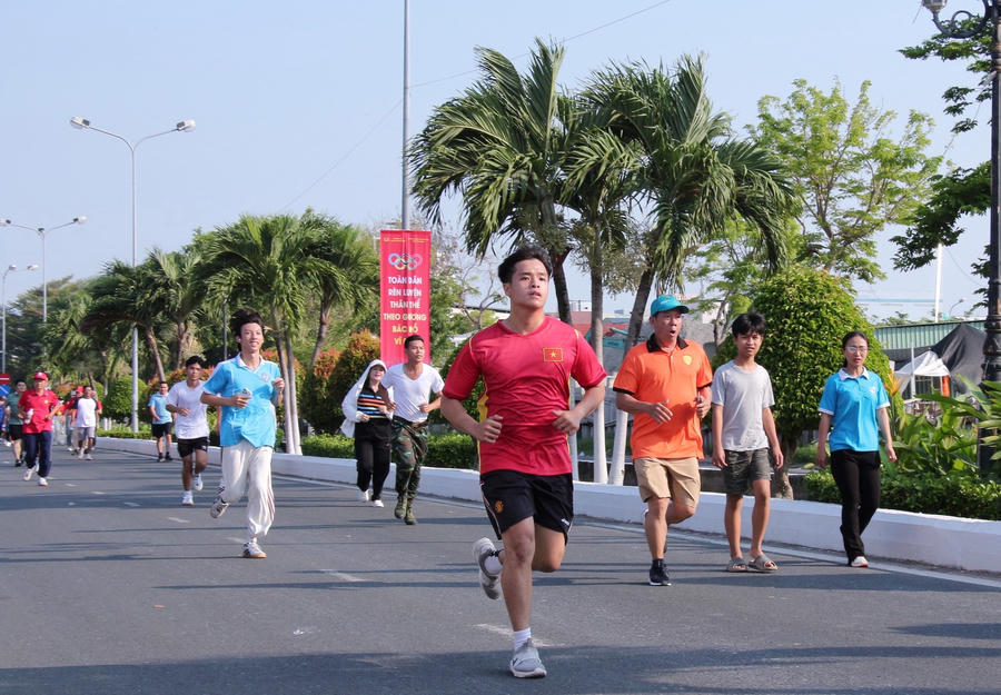 Tại An Giang, từ sáng sớm, hàng nghìn cán bộ, công chức, viên chức, lực lượng vũ trang, đoàn viên, thanh niên, học sinh, sinh viên và Nhân dân đã có mặt, tham gia nghi thức chào cờ, hát Quốc ca trong không khí trang nghiêm. Sau lễ phát động trực tuyến từ Trung ương, các đại biểu và vận động viên đồng loạt xuất phát chạy đồng hành với cự ly 2.000m, theo lộ trình từ đường Tôn Đức Thắng đến đường Hoàng Văn Thụ và về đích tại Quảng trường Trần Quang Khải. Những bước chạy sôi nổi, hào hứng đã lan tỏa mạnh mẽ tinh thần rèn luyện thể dục, thể thao, hưởng ứng các thông điệp: “Toàn dân rèn luyện thân thể theo gương Bác Hồ vĩ đại”, “Khỏe để xây dựng và bảo vệ Tổ quốc”.