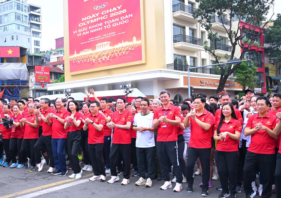 Các đại biểu thực hiện các động tác khởi động trước khi chạy.