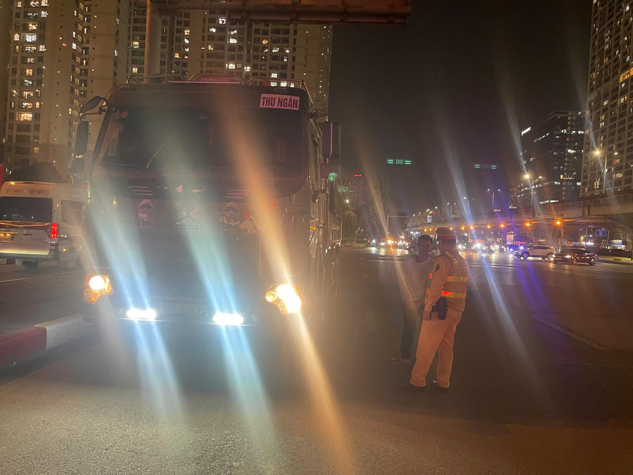 Đội CSGT đường bộ số 6 xử lý xe vi phạm lỗi lắp thêm đèn phía trước xe.